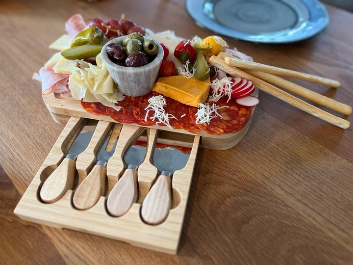 Käsebrett Käseplatte Servierbrett Cheese Board aus umweltfreundlichem Bambus mit Hobel Gabel Messer