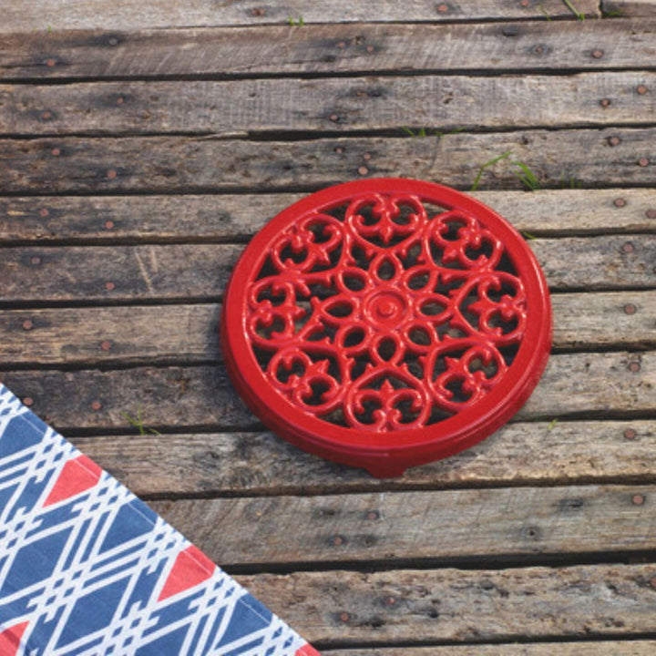 STAUB Topfuntersetzer Lilie 23 cm, Gusseisen, Kirschrot, 18.5 x 18.5 x 2.9 cm 18.5 x 18.5 x 2.9 cm K