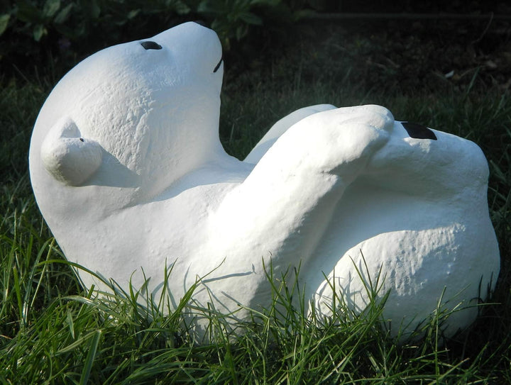 Gartenfigur Kleiner Eisbär auf Rücken liegend Höhe 18 cm Tierfigur Gartendeko Eisbärfigur Dekofigur