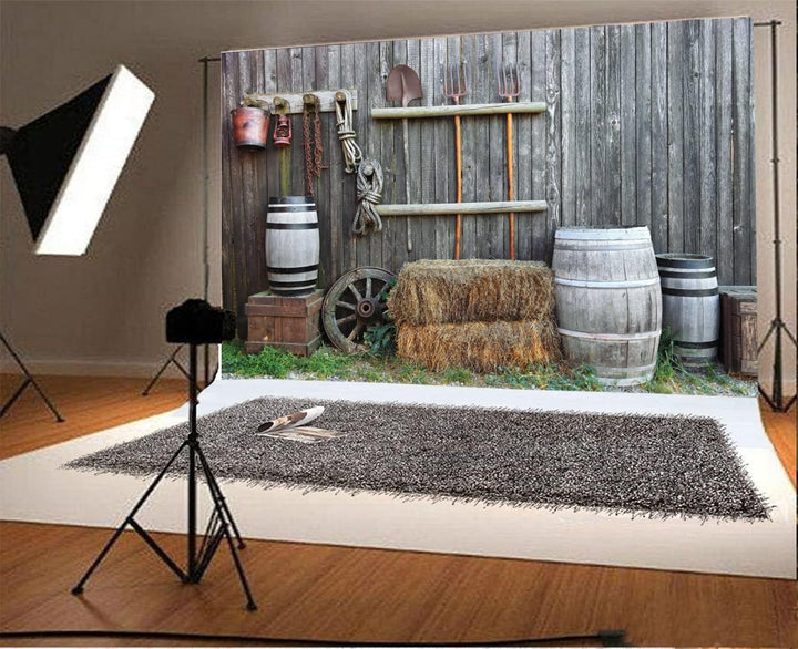Renaiss 3x2.5m Landschaft Bauernhaus Scheune Hintergrund Fass Heuballen Heugabel Wagon Wheel Western