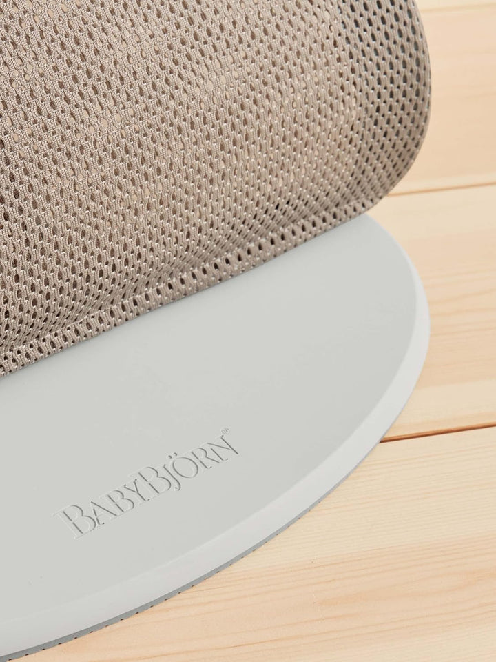 BabyBjörn Babywippe Balance Soft, Hellgrauer Rahmen, Netzstoff, Grau-Beige/Weiss Netzstoff Grau-Beig