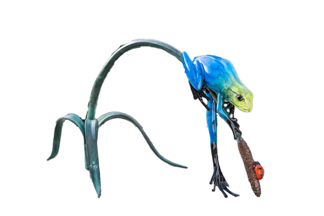 IDYL Bronze-Skulptur Blauer Frosch auf einem AST | 15x12x28 cm | Tierfigur aus Bronze handgefertigt