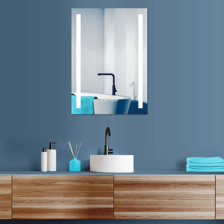 HOKO® LED Badspiegel 60x80 cm. Badezimmer Spiegel mit Uhr. Design Bad Spiegel mit Beleuchtung und mi