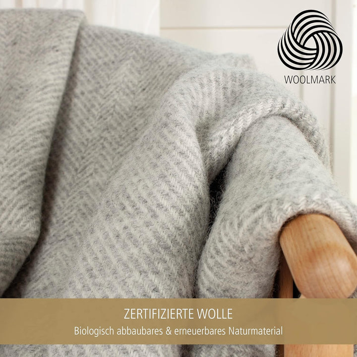 Arctic Wolldecke Herringbone - Hochwertiges Plaid mit Fischgrätmuster im Scandi Design - 100% Schurw