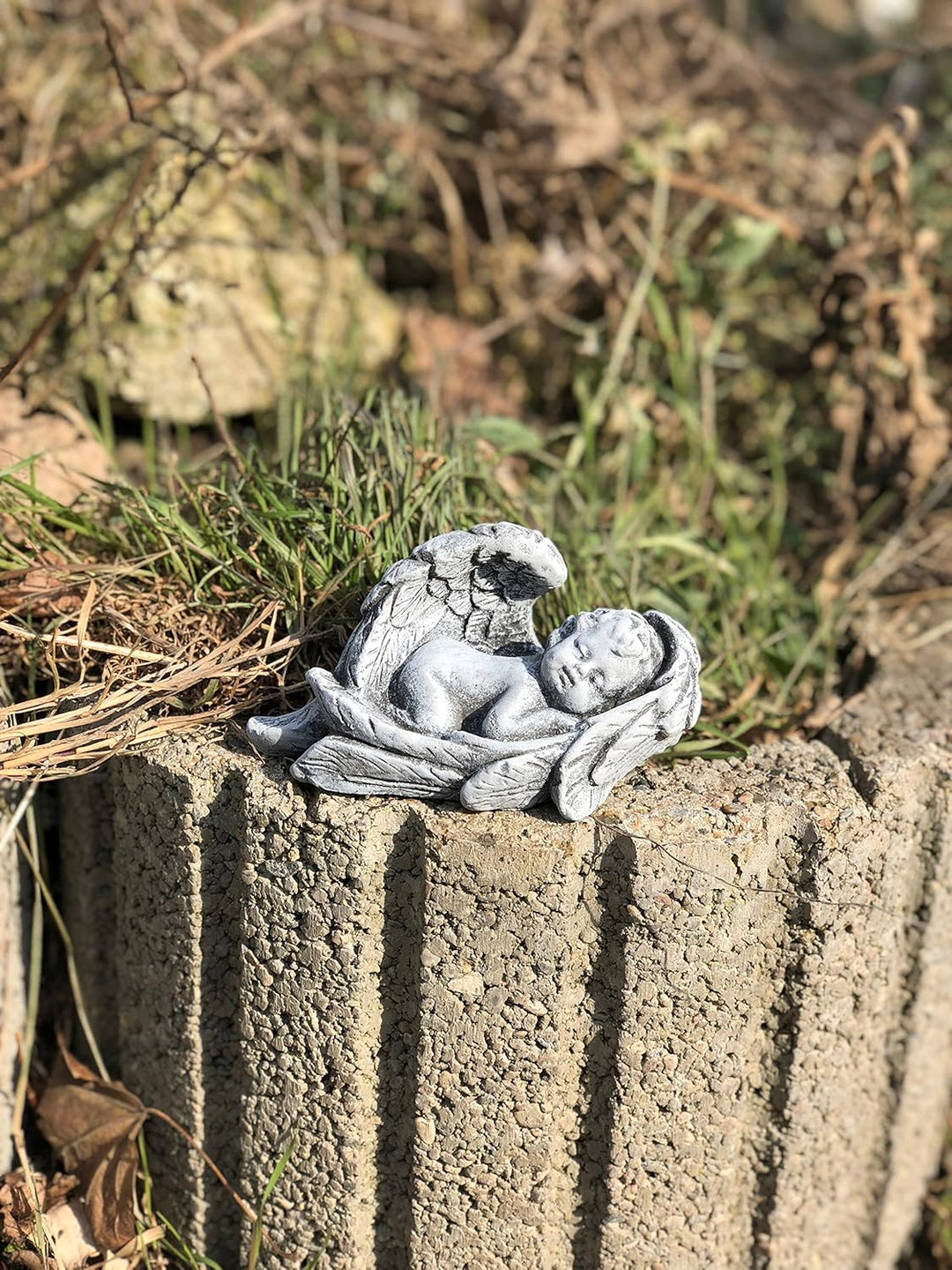stoneandstyle Steinfigur Kleiner Baby Engel im Flügel Grabschmuck frostfest wetterfest