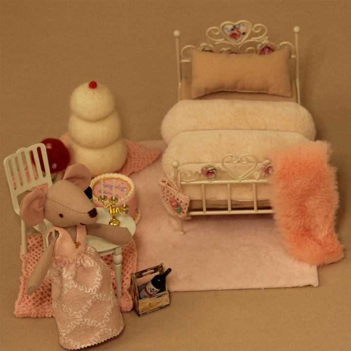 1:12 Puppenhausmöbel Viktorianisches Bett, Weisses Eisenbett mit Blumenverzierungen & Abnehmbarer Be