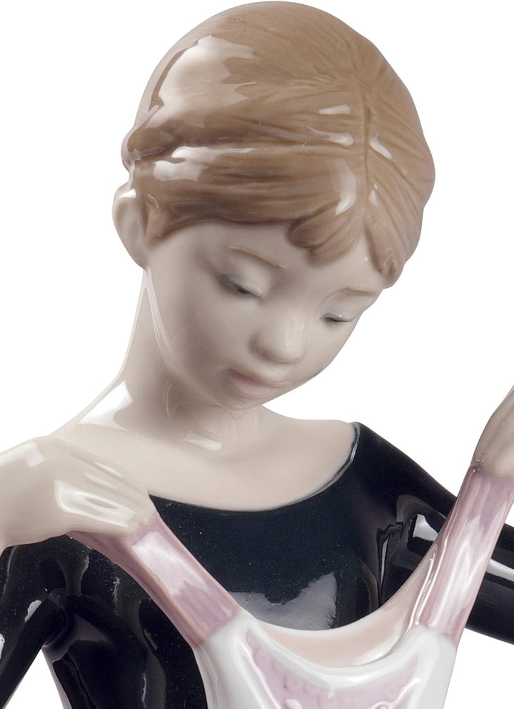 LLADRÓ Mädchen-Figur Mein Debüt Kleid. Ballerina. Porzellan.