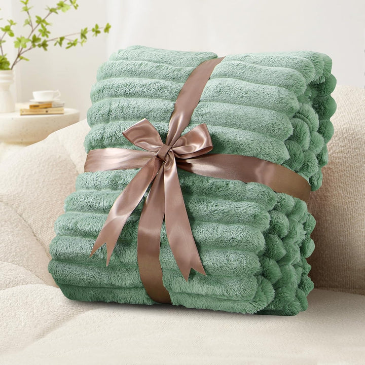 RUIKASI Kuscheldecke Flauschig Decke Grün - 130x150cm Fleecedecke Sofadecke Couchdecke für Wohnzimme