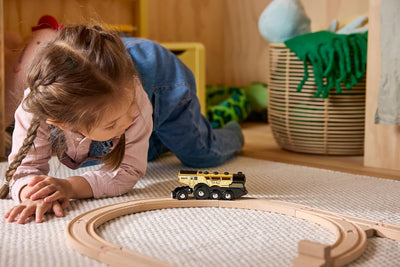 BRIO World 33630 - Goldene Batterielok mit Licht und Sound - Mit Auskoppel-Funktion zur Nutzung als