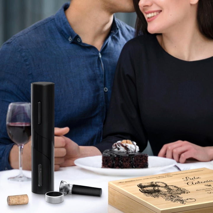 Maverton 6er Wein Zubehör Set mit Aufdruck - elektrischer Korkenzieher - automatischer Flaschenöffne