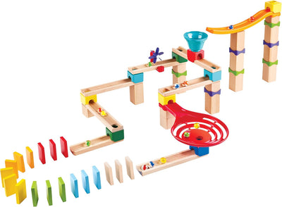 Hape Rasante Murmelbahn mit Domino, Kugelbahn aus Holz, Konstruktionsspielzeug, ab 3 Jahren, Braun