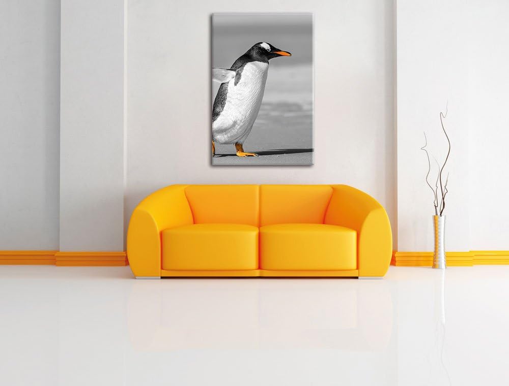 watschelnder Pinguin am Strand schwarz/weiss, Format: 80x120 auf hochkantiges Leinwand, XXL riesige