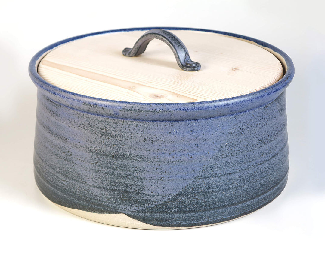 L – Brottopf für die grössere Familie, blau-schattiert. Keramik/Holz für zwei bis fünf