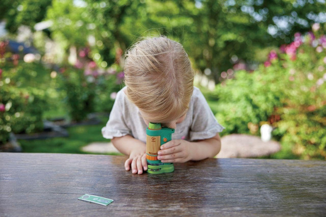Hape Nature Fun Tragbares Mikroskop zum Entdecken aus Bambus und pflanzlichem Kunststoff, mit Licht