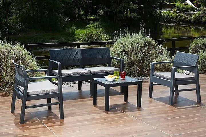 Dmora Innen- und Aussenlounge bestehend aus: 2 Sesseln, 1 Zweisitzer-Sofa und 1 Couchtisch, mit Kiss