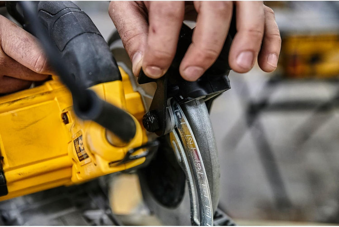 DeWalt Handkreissäge (1,350 Watt, 61 mm Schnitttiefe, Sägeblatt-Ø 190/30 mm, inkl. Schutzhauben-Aufs