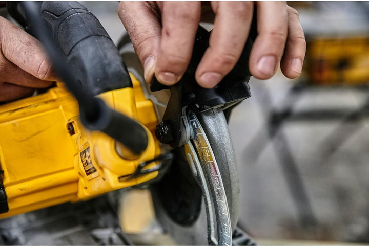 DeWalt Handkreissäge (1,350 Watt, 61 mm Schnitttiefe, Sägeblatt-Ø 190/30 mm, inkl. Schutzhauben-Aufs