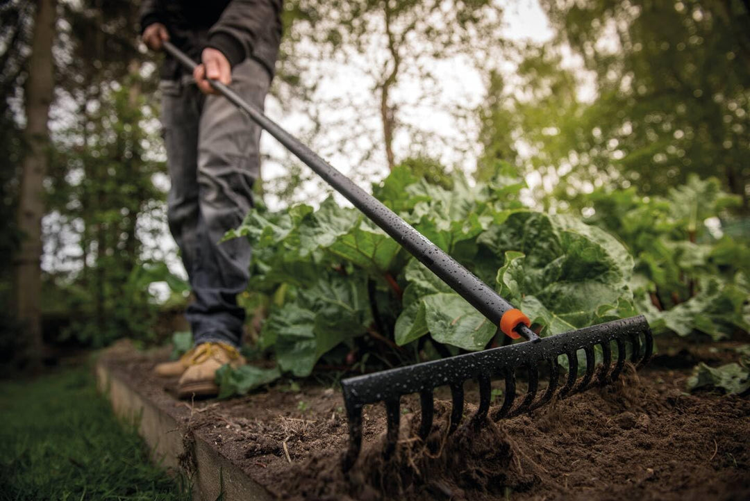 Fiskars Rechen mit 14 Zinken, Breite: 36 cm, Gehärtete Karbonstahlzinken/Aluminiumstiel, Schwarz/Ora