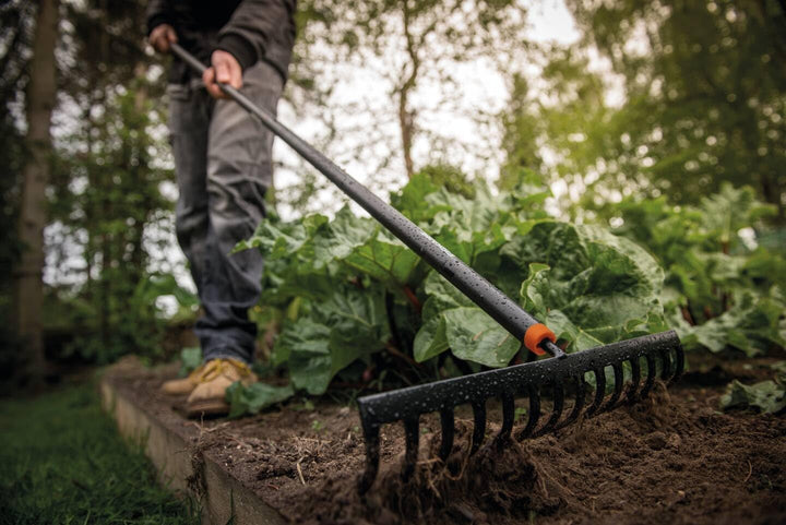 Fiskars Rechen mit 14 Zinken, Breite: 36 cm, Gehärtete Karbonstahlzinken/Aluminiumstiel, Schwarz/Ora
