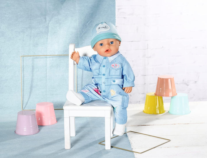 BABY born 832592 Deluxe Jeans Overall 43cm - Puppenkleidung Set bestehend aus Puppen - Onesie, Mütze