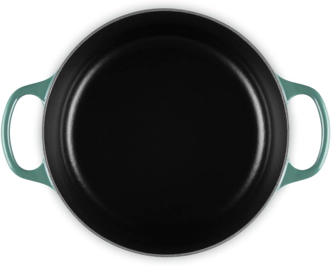 Le Creuset Wicked Collection Elphaba Rundkasserolle aus Gusseisen mit Prägung