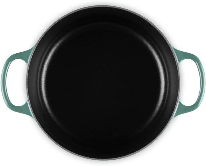 Le Creuset Wicked Collection Elphaba Rundkasserolle aus Gusseisen mit Prägung