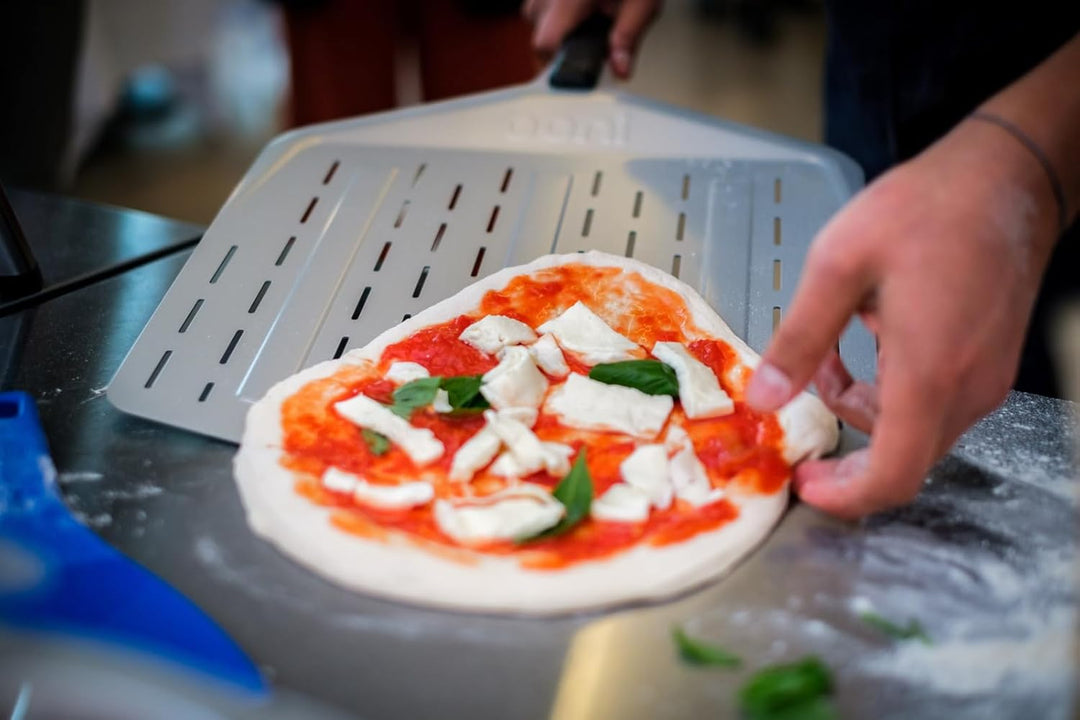 Ooni perforierte Pizzaschaufel 35 cm – Aluminium-Pizzaschaufel – Pizzaheber – Pizzawender Zubehör fü
