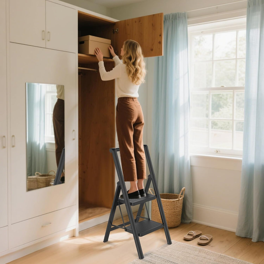 Aufun Trittleiter 2 Stufen, Klappleiter mit breitem Anti-Rutsch-Pedal, Mit Handlauf Haushaltsleiter