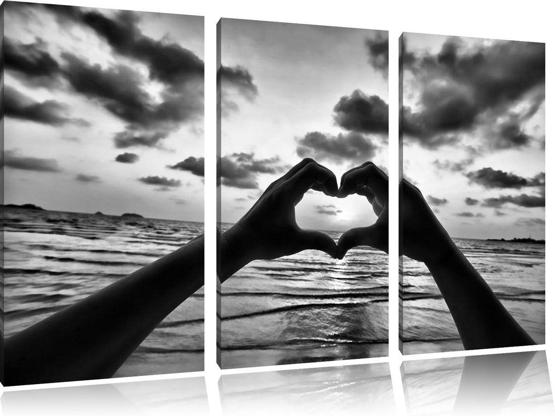 Pixxprint Händen geformtes Herz am Meer/Format: 3-Teiler (120x80cm) cm/Leinwandbild fertig bespannt