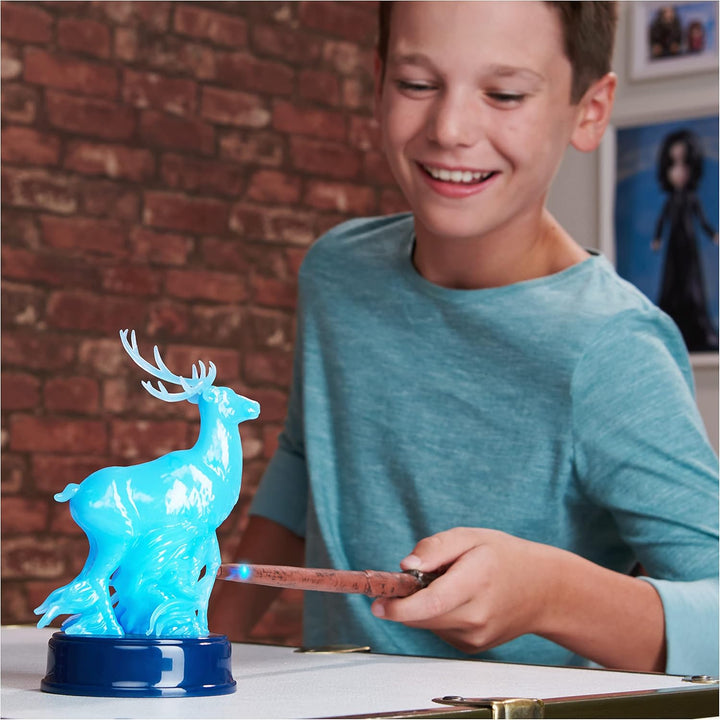 Wizarding World Harry Potter - Interaktiver Zauberstab von Harry Potter mit Patronus-Figur, Licht- u