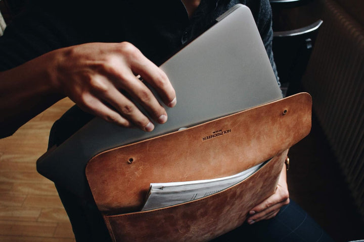HOLZRICHTER Berlin Laptop 13“ Sleeve - Premium Hülle aus Leder – Ledertasche für Notebook Apple MacB