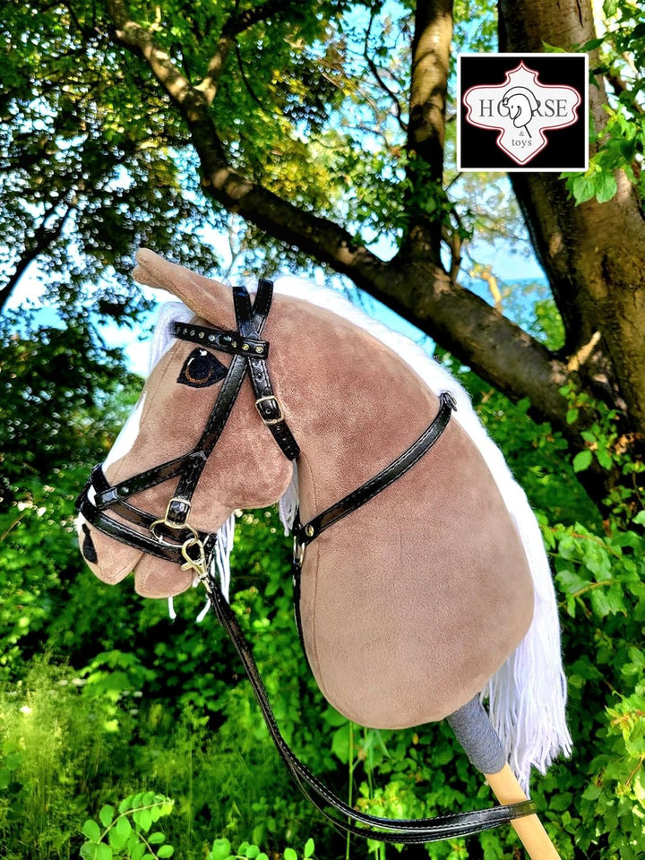 HORSE &amp; toys Hobby Horse Gross A3 (Pferd auf Stock) mit Zaumzeug und Strickjacke, für Kinder, 70 cm,