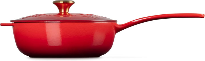 Le Creuset Stechpalmen-Untertasse aus emailliertem Gusseisen, 2,25 qt, Kirschrot mit goldfarbenem Kn