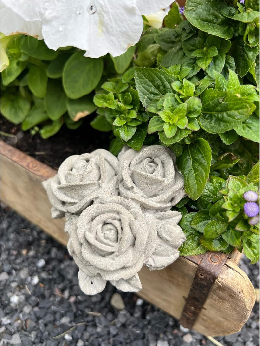 ZGM Betonfigur ROSENBOUQUET - handgefertigte Dekoration für Garten und Haus