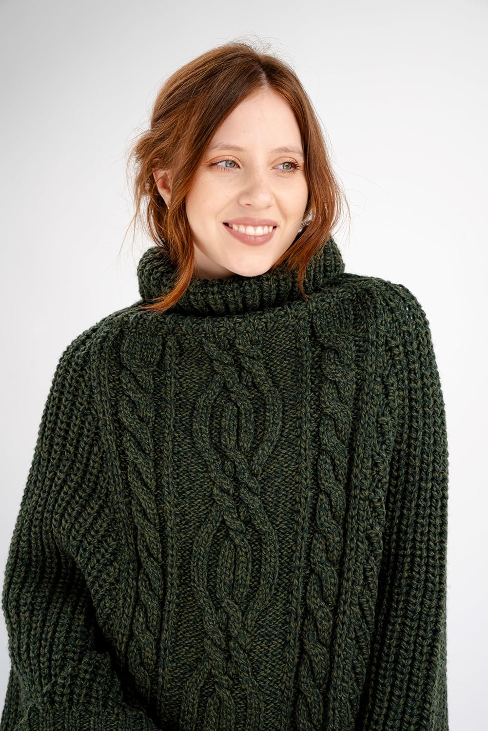 SAOL Damen Strickjacke aus 100% Merinowolle Zopfmuster Irische Aran Poncho Einheitsgrösse Armeegrün,