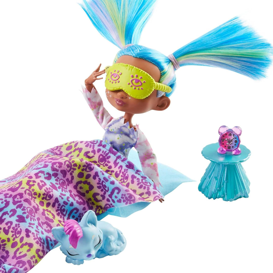 Cave Club GTH06 - Pyjamapartyspass Spielset mit Puppe Tella (25,4 cm), prähistorische Modepuppe mit