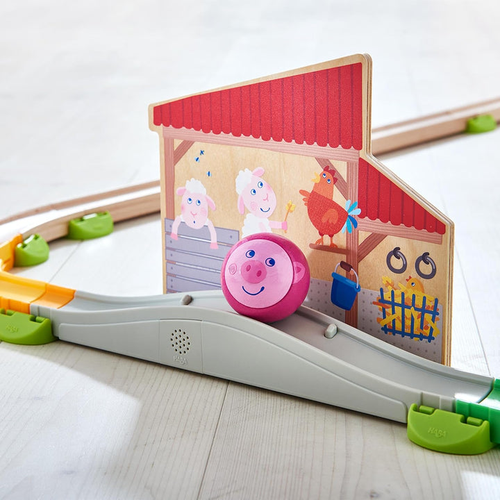 HABA 305397 - Kullerbü – Sound-Spielbahn Bauernhof, Kugelbahn aus Holz mit Spielkulissen, Traktor, K