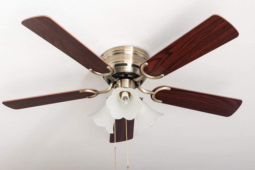 Pepeo - Kisa Deckenventilator mit Beleuchtung | Ventilator mit Zugschalter in Messing mit Wendeflüge