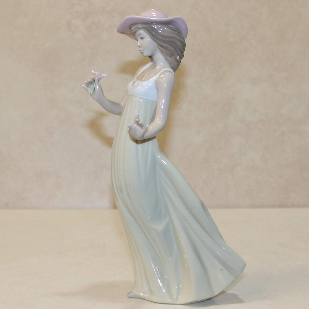 LLADRÓ Nao Porzellanfigur, sanfte Brise, 25,4 cm hoch, Mädchen/Junge Dame