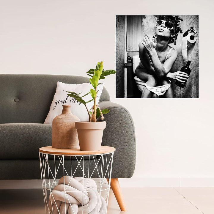 wandmotiv24 Poster als Wanddeko, Grösse 50x50cm, Frau im Bad, Sonnenbrille, Fotografie, Schwarz Weis