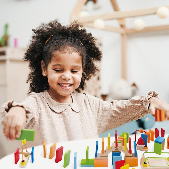 Hape Domino-Set aus Holz | Preisgekröntes Set aus Dominosteinen für Kinder, 107 stabile Dominosteine
