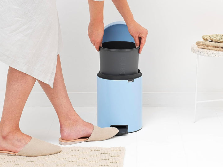 Brabantia - NewIcon Treteimer 5L - Kleiner Abfalleimer für Bad oder Toilette - Sanft Schliessender D
