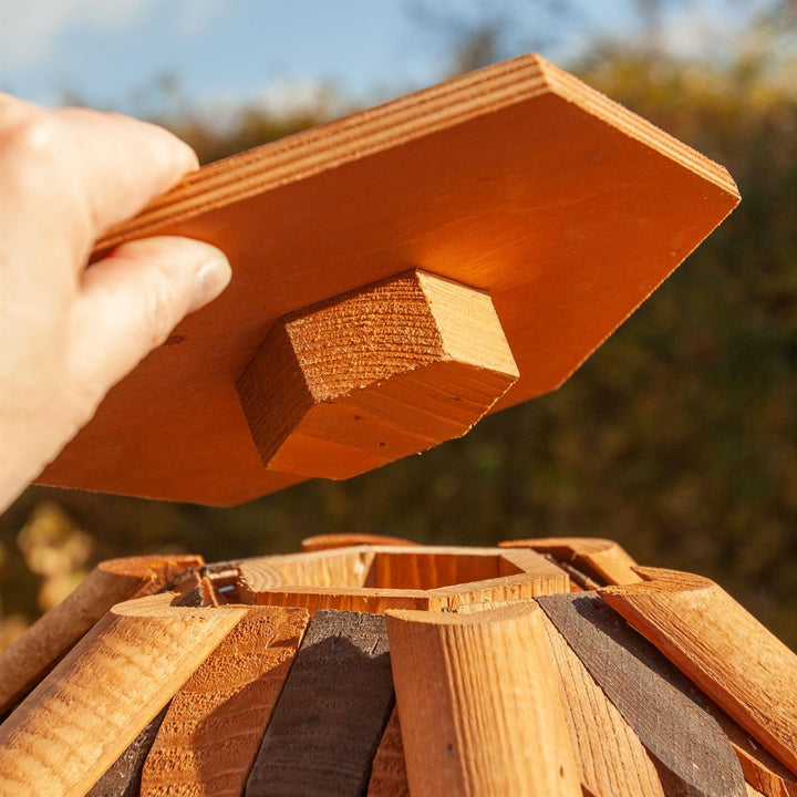 VOSS.garden Grosses Vogelhaus Herbstlaub, Imprägniertes Holz, 50cm Durchmesser Futterplatte, Mit Sit