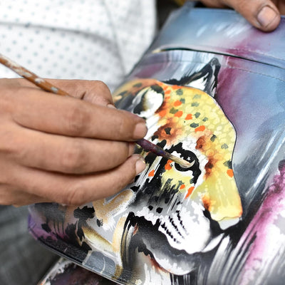 Anuschka Handbemalte Hobo aus Echtleder mit Kettenriemen Abstract Leopard, Abstract Leopard