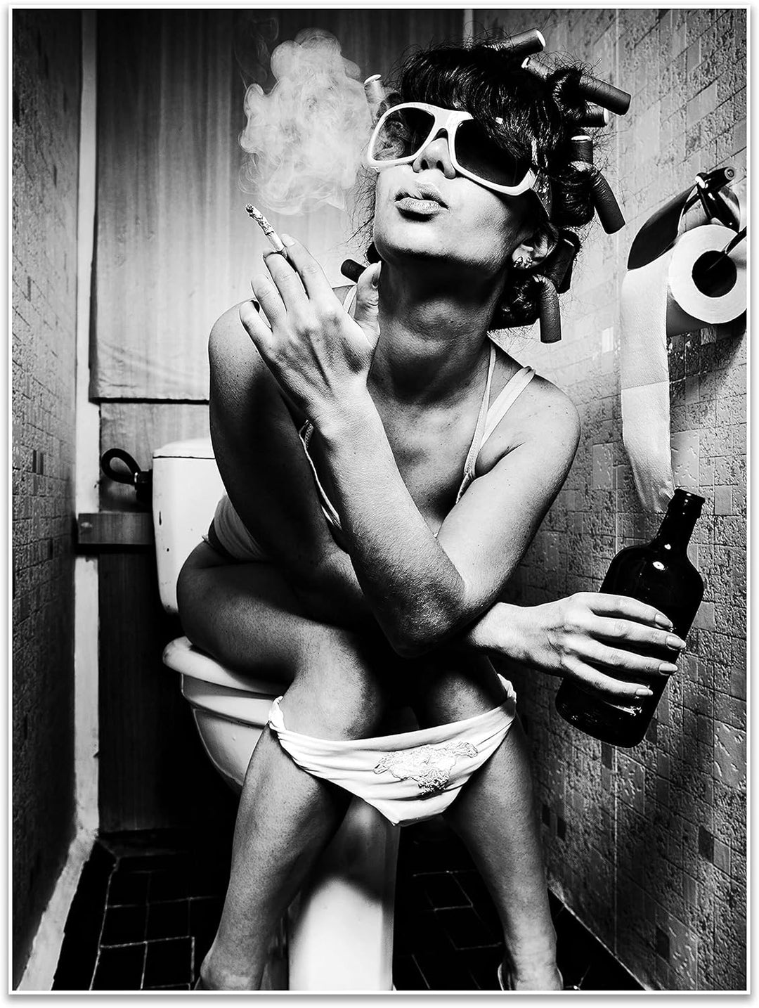 wandmotiv24 Poster als Wanddeko, Grösse 80x60cm, Frau im Bad, Sonnenbrille, Fotografie, Schwarz Weis