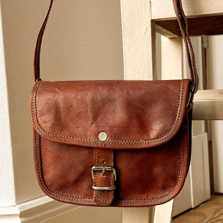 Gusti Leder Umhängetasche Mary | Handgefertigte Ledertasche Damen für Alltag & Freizeit I Elegante L