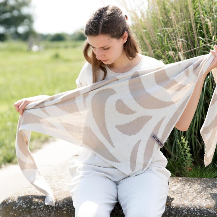 KNIT FACTORY - Leaf Dreieckstuch - Sommerschal - Fein Gestrickter Damen Schal - Umschlagtücher für d