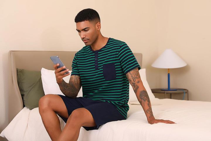 Leversic Schlafanzug Herren Kurz aus Baumwolle mit Kontraststreifen Design, Sommer Pyjama Set Oberte