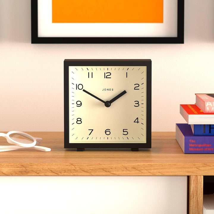 JONES CLOCKS® 'Disco' Schreibtischuhr – Elegantes, quadratisches Design in Schwarz, stilvoll und gut