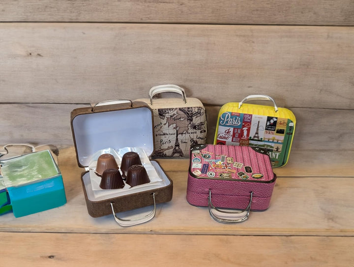 4er Set Blechdose Kleine Reise-Koffer, für Schokolade Pralinen Mitgebsel, Masse: 7,5 x 5,5 x 3,5 cm.